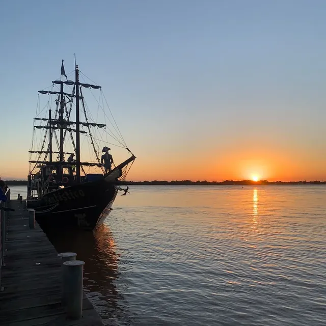Navio pirata Fantástico atracado no cais ao pôr do sol
