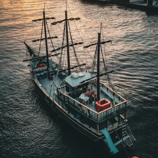 Vista aérea do navio pirata navegando no Guaíba ao entardecer