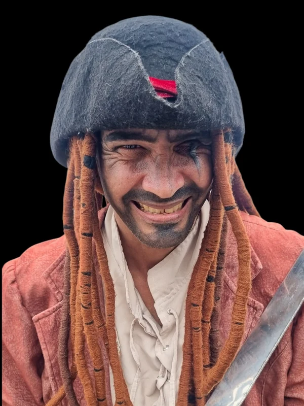 Caolho, pirata de chapéu e dreads, sorrindo com uma espada nas mãos