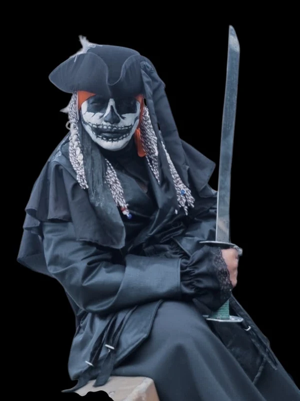 Caveron, pirata da Aventura Pirata com o rosto pintado de caveira, sentado com a espada em pé