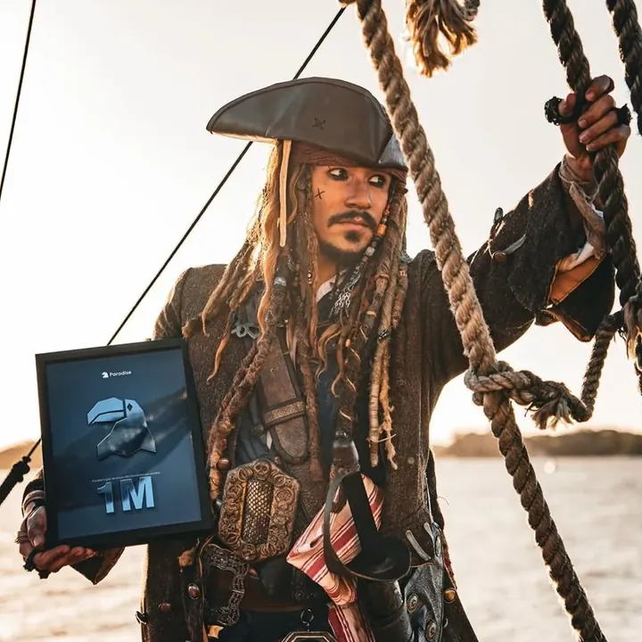 Ator caracterizado de pirata, entre as cordas do navio, segurando uma placa comemorativa em ensaio fotográfico